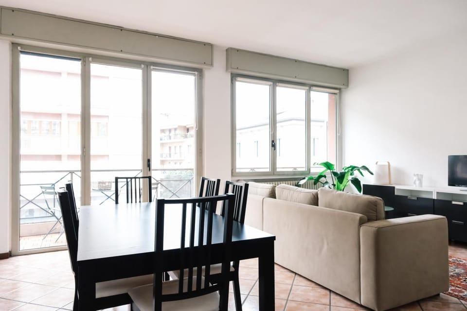 TV and multimedia, Living room, Seating area, Dining area