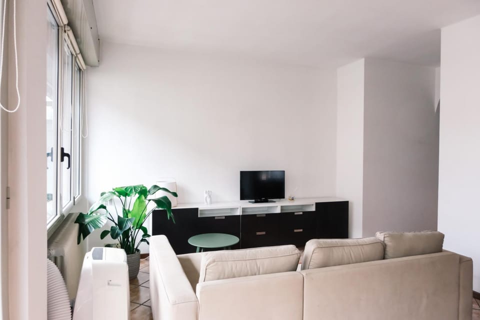 Communal lounge/ TV room, TV and multimedia, Living room, Seating area, Evening entertainment