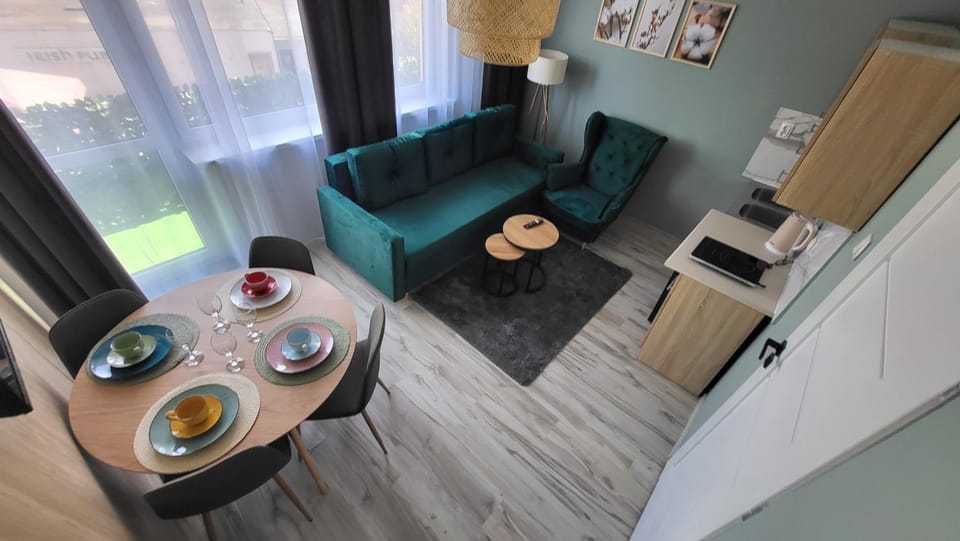 Kitchen or kitchenette, Living room, Seating area, Dining area, Food