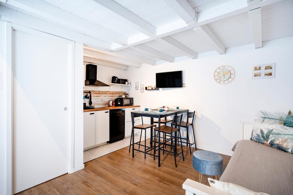 TV and multimedia, Kitchen or kitchenette, Dining area, stove