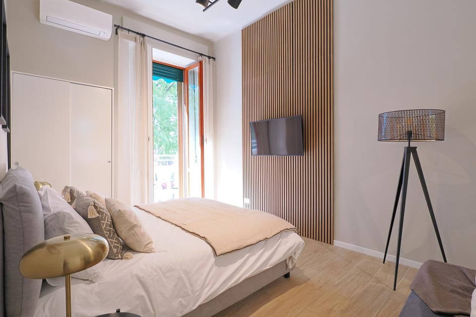 Bed, TV and multimedia, Photo of the whole room, Bedroom