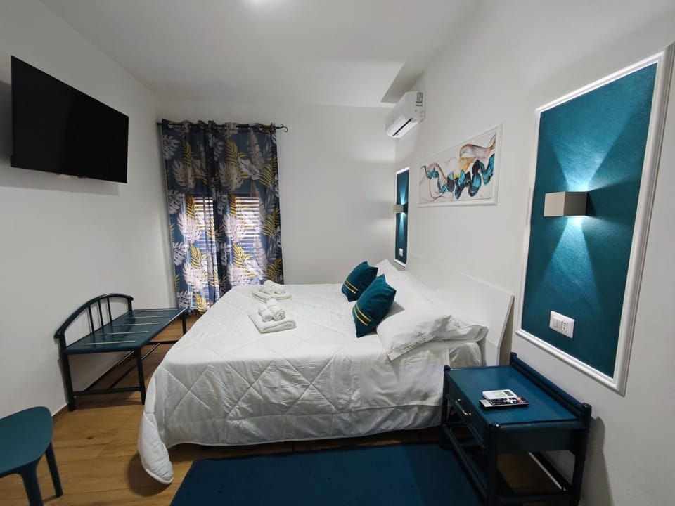 Bed, TV and multimedia, Photo of the whole room, Bedroom, towels, air conditioner