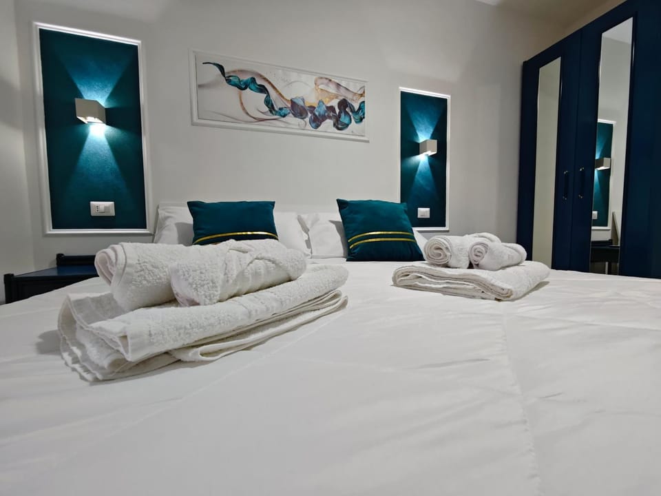 Bed, Bedroom, towels