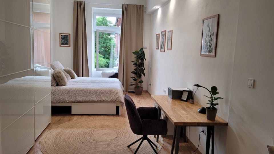 Bed, Photo of the whole room, Seating area, Bedroom