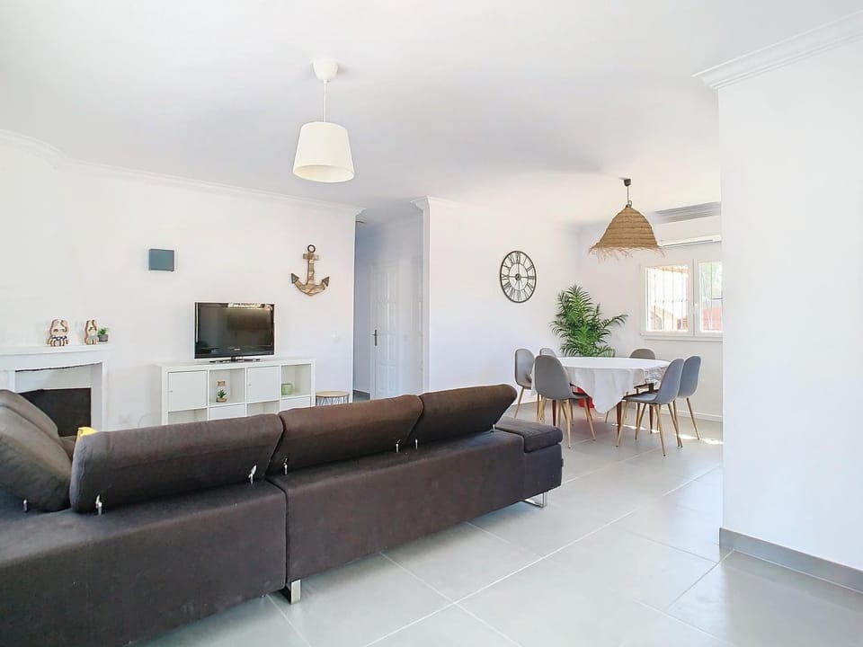 TV and multimedia, Seating area, Dining area
