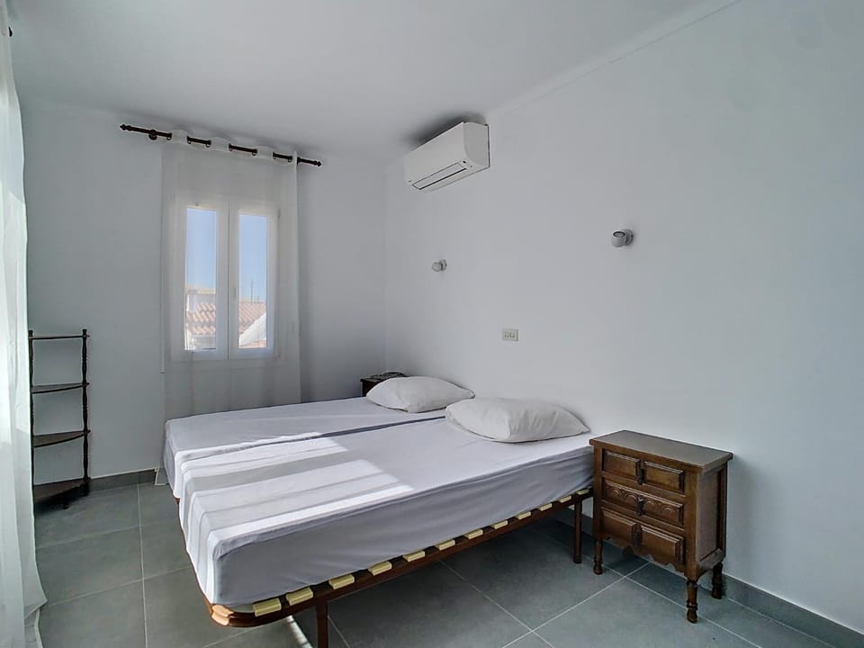 Bed, Photo of the whole room, Bedroom, towels, air conditioner