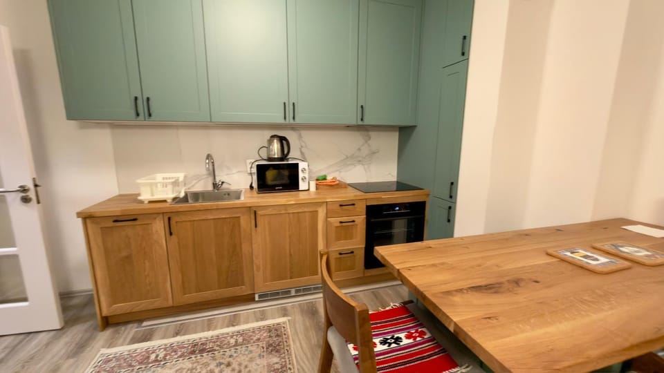 Coffee/tea facilities, Kitchen or kitchenette, oven