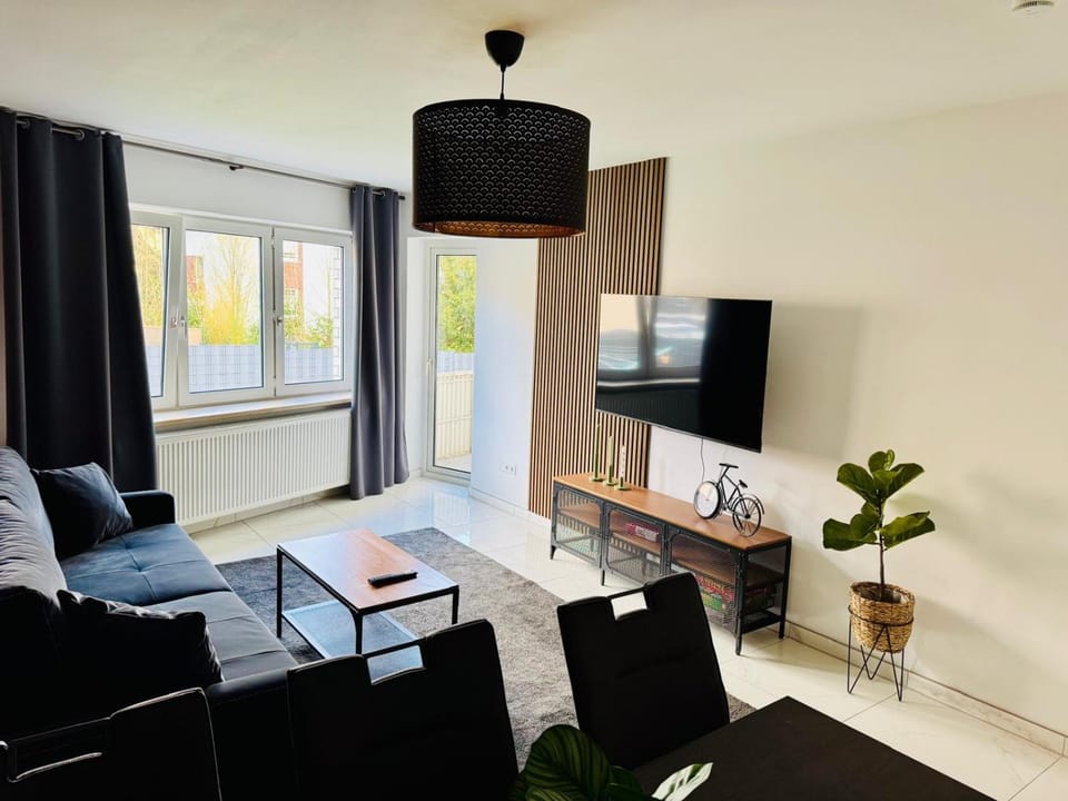 TV and multimedia, Living room, Seating area, Evening entertainment