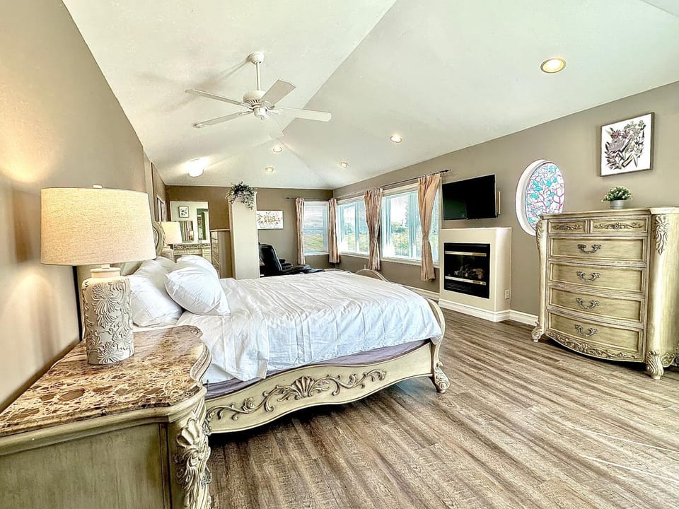 Bed, Photo of the whole room, Bedroom