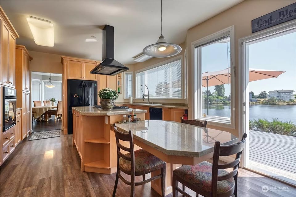 Kitchen or kitchenette, Dining area, fireplace, pet friendly