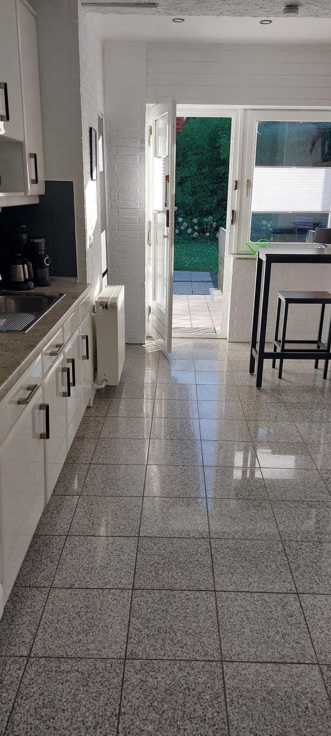 Helle Ferienwohnung mit Garten und Terrasse, direkt am Waldrand gelegen Apartment in Herzogenrath