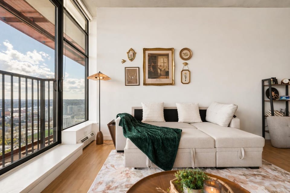 Skyhome in Gastown Amazing Ocean&Mountain Views Apartment in Vancouver
