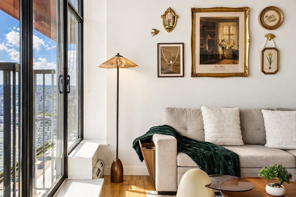 Skyhome in Gastown Amazing Ocean&Mountain Views Apartment in Vancouver