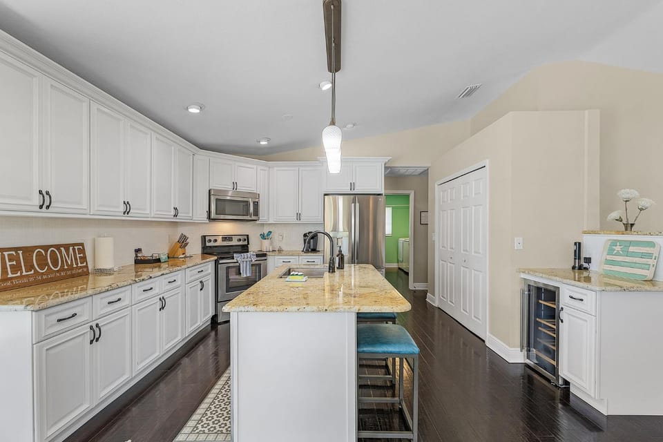Kitchen or kitchenette, minibar