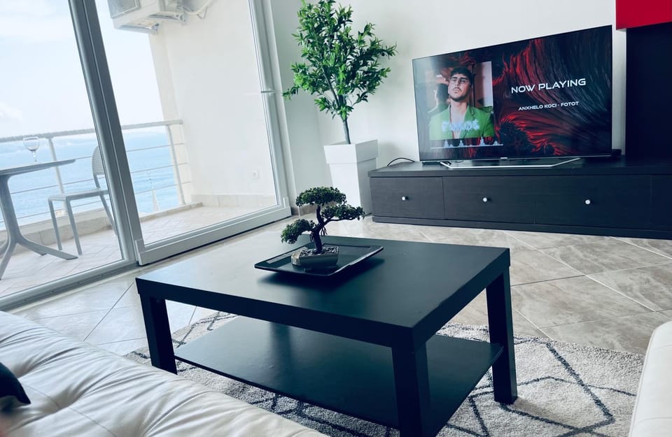Seaside Serenity! FREE PARKING! Apartment in Sarandë