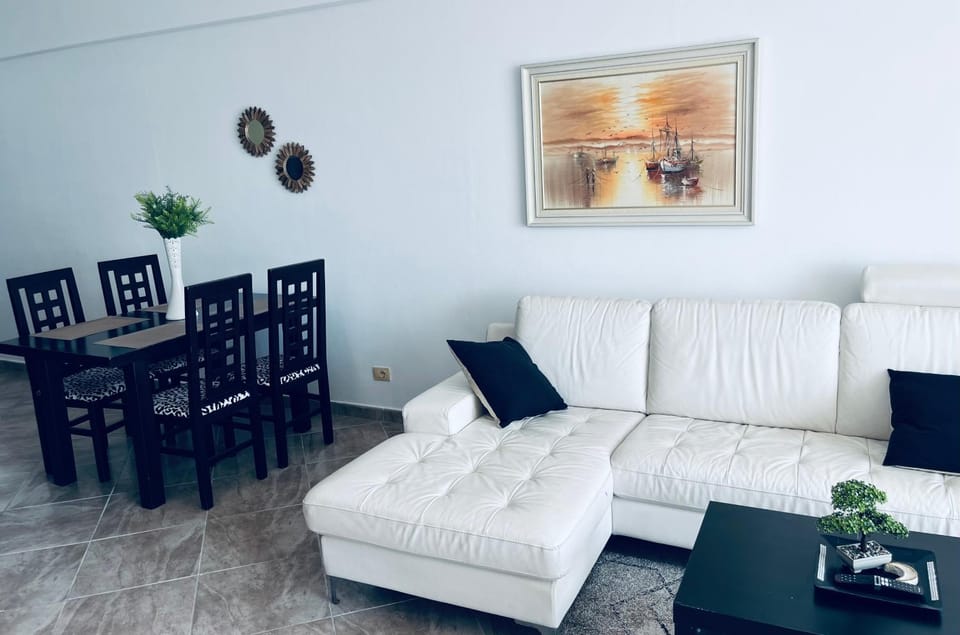 Seaside Serenity! FREE PARKING! Apartment in Sarandë