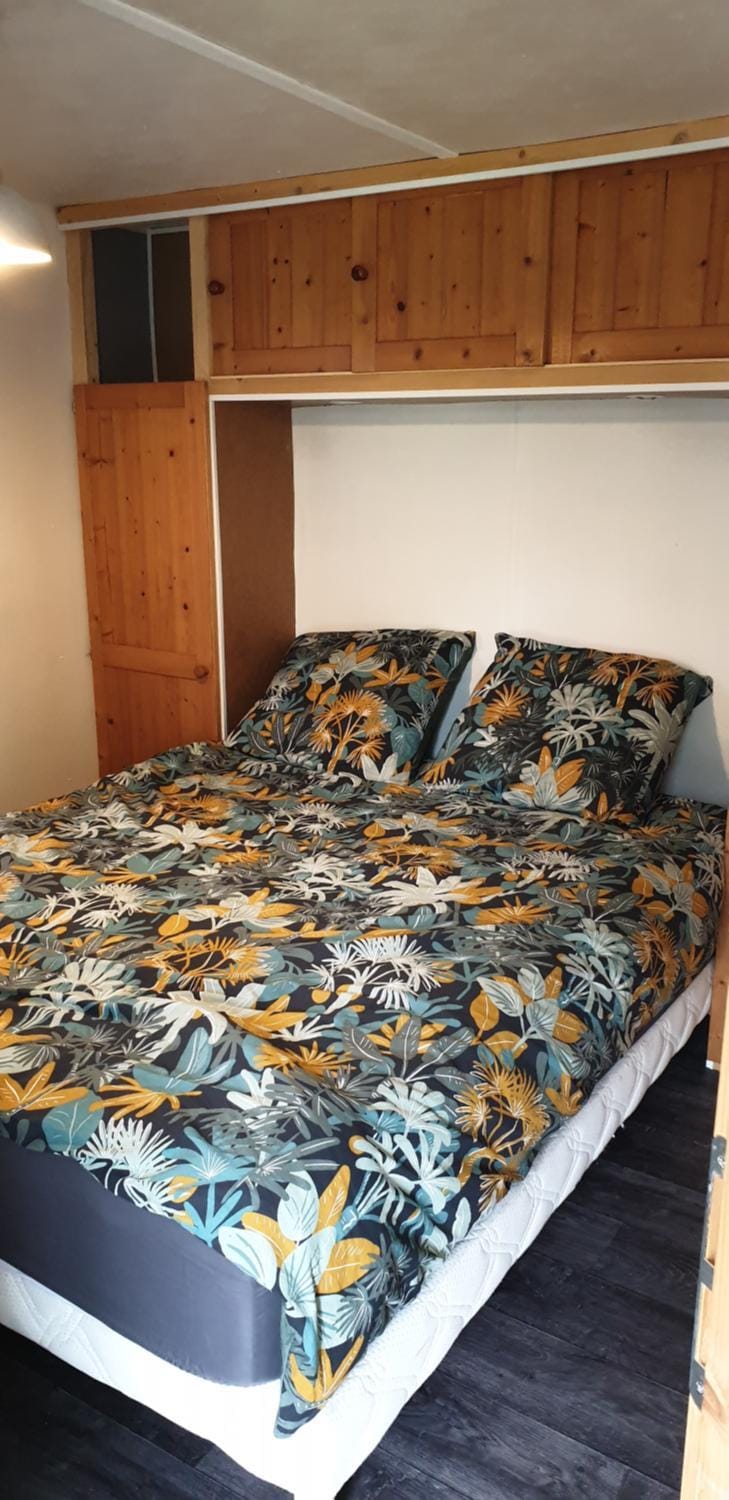 Bed, Bedroom, heating