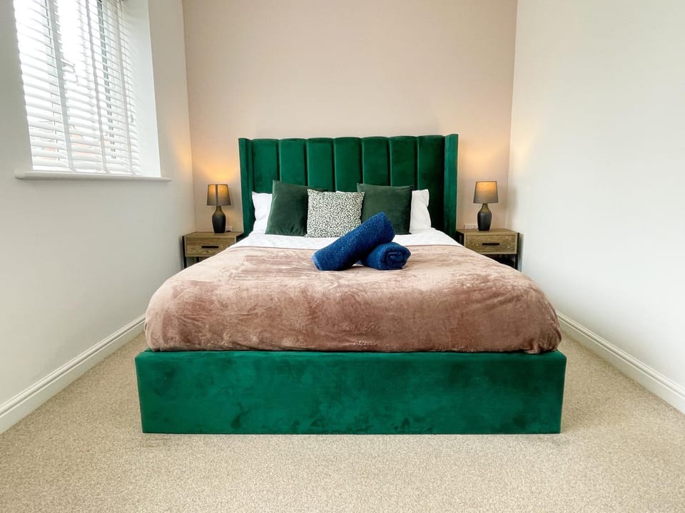 Bed, Photo of the whole room, Bedroom, towels