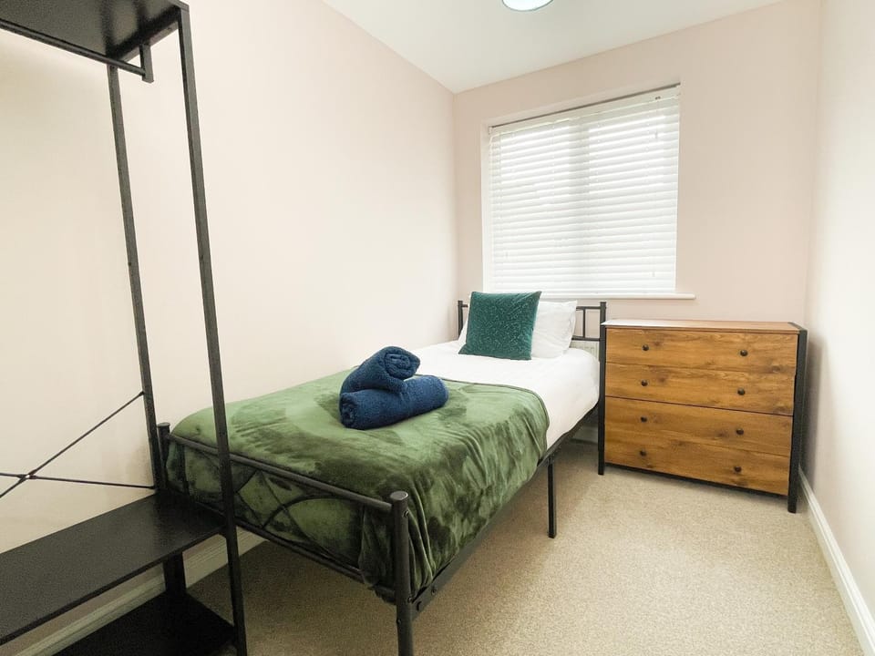 Bed, Bedroom, towels