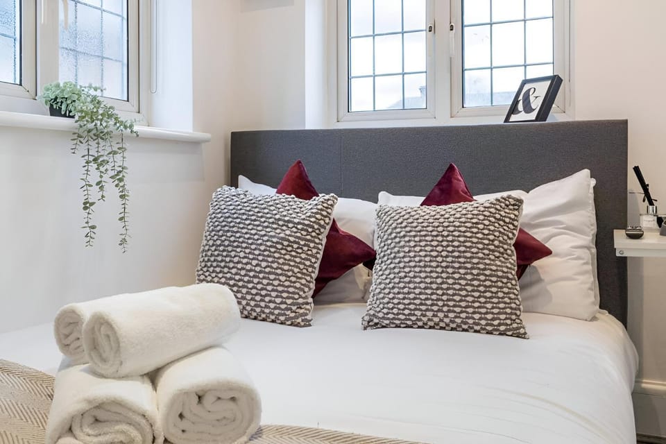 Bed, Bedroom, towels