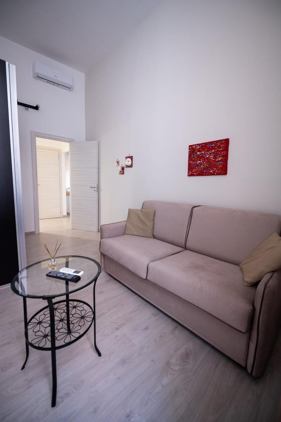 TV and multimedia, Living room, Seating area, Bedroom