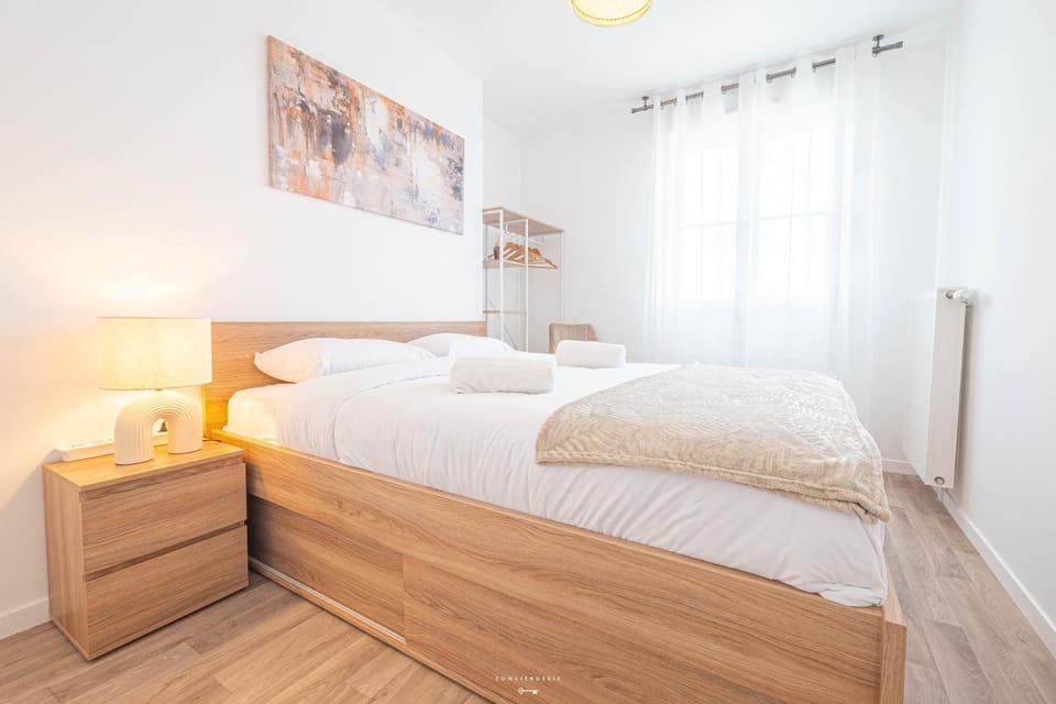 Photo of the whole room, Bedroom