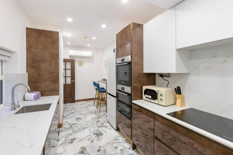 Kitchen or kitchenette, Dining area, microwave, oven, stove