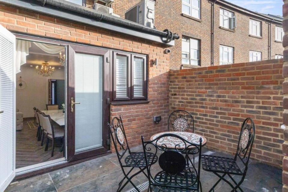Property building, Patio, Day, View (from property/room), Balcony/Terrace, Seating area, Dining area