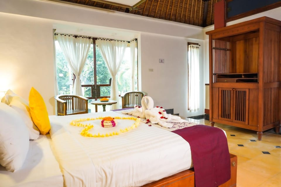Bed, Photo of the whole room, Seating area, Bedroom, towels