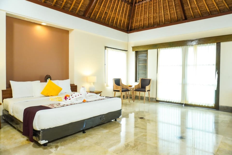 Bed, Photo of the whole room, Seating area, Bedroom