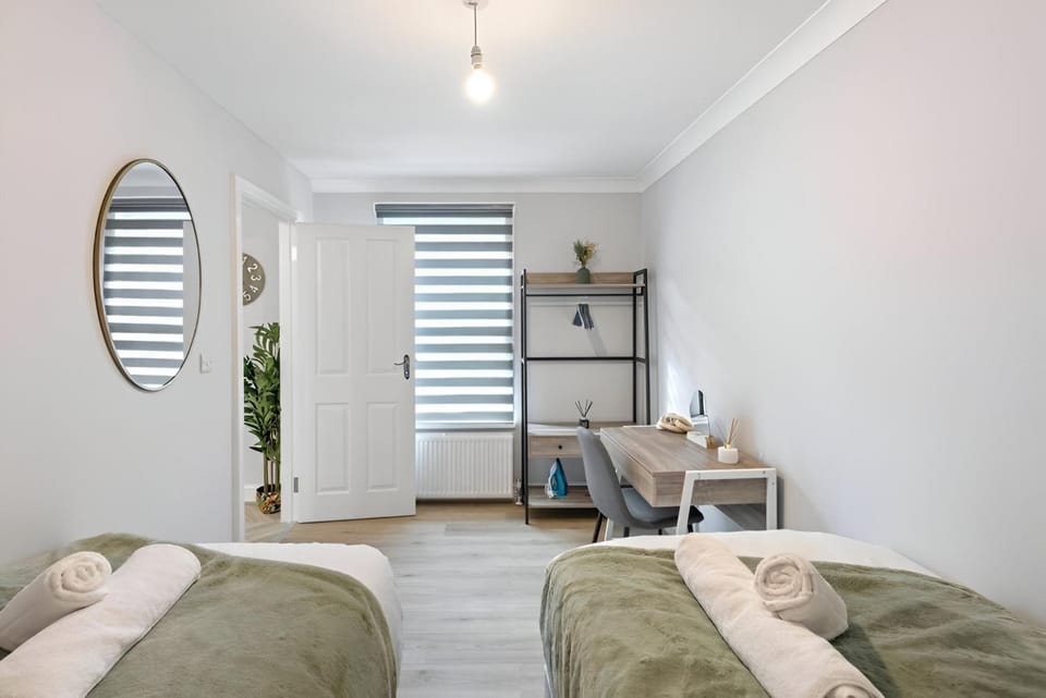 Bed, Living room, Photo of the whole room, Seating area, Bedroom