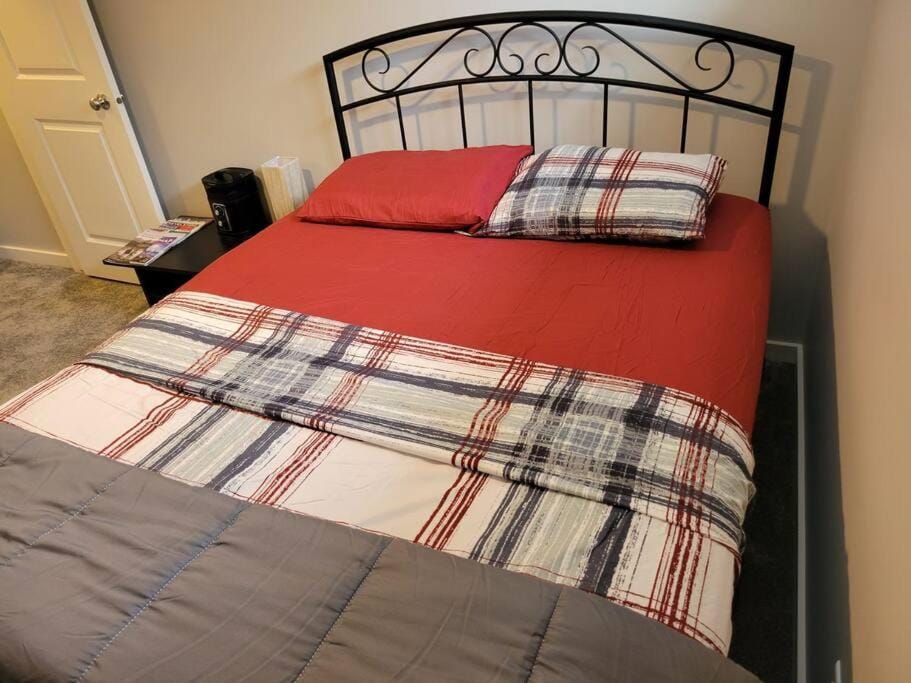 Cozy vacation! 3min from Cinema Plex, Biggest YMCA, South Health Campus, etc Apartment in Calgary