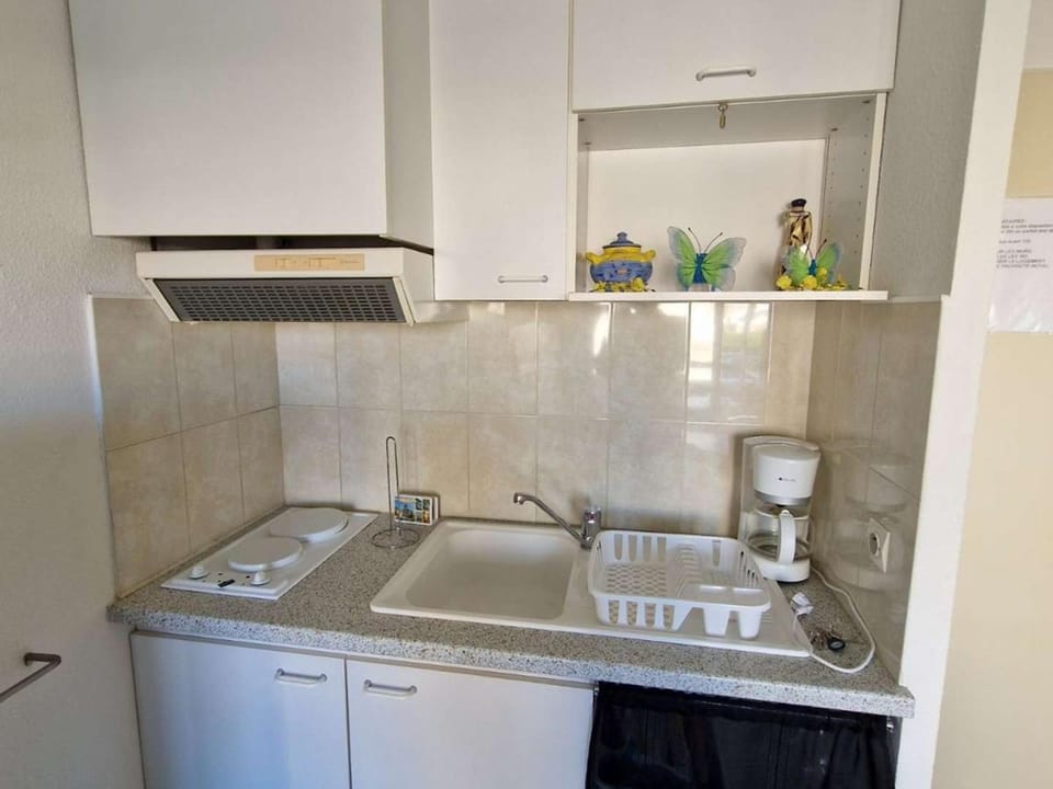Studio Cabine avec Piscine, Terrasse et Parking, Proche Commodités - FR-1-387-206 Cabin in Marseillan
