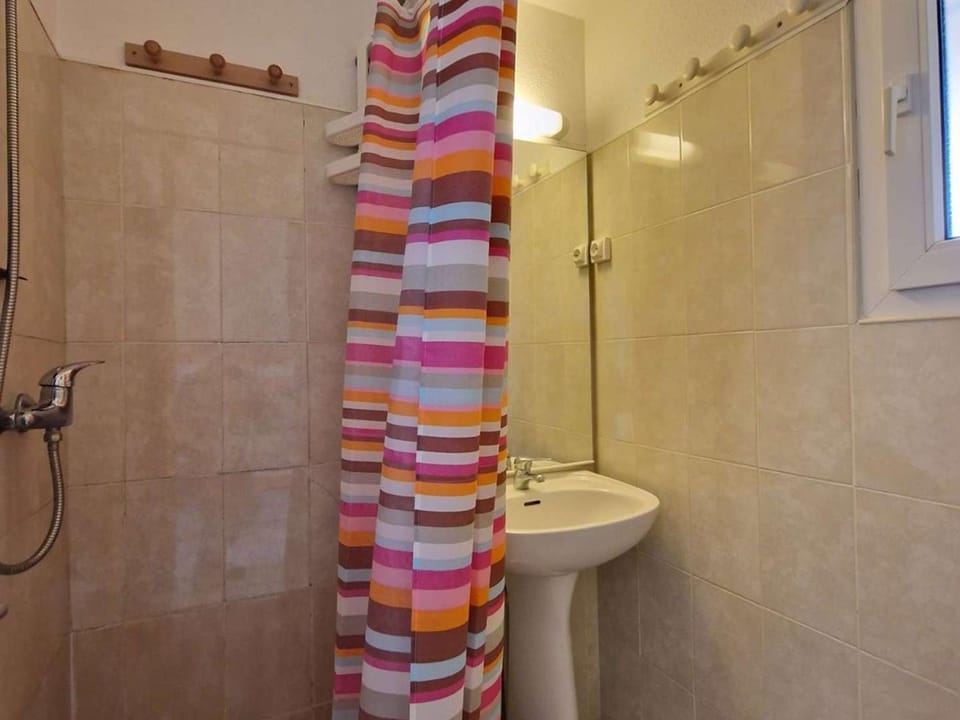 Studio Cabine avec Piscine, Terrasse et Parking, Proche Commodités - FR-1-387-206 Cabin in Marseillan