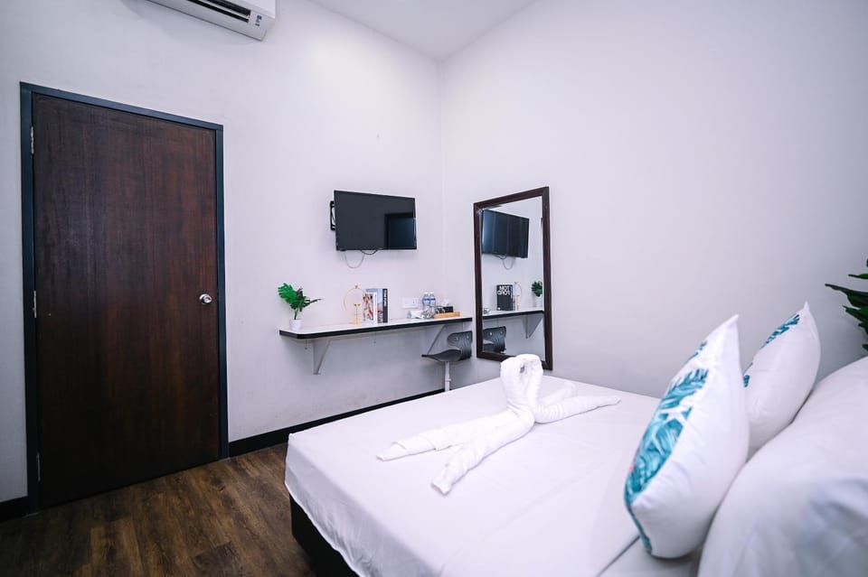 Bed, TV and multimedia, Bedroom, towels, air conditioner