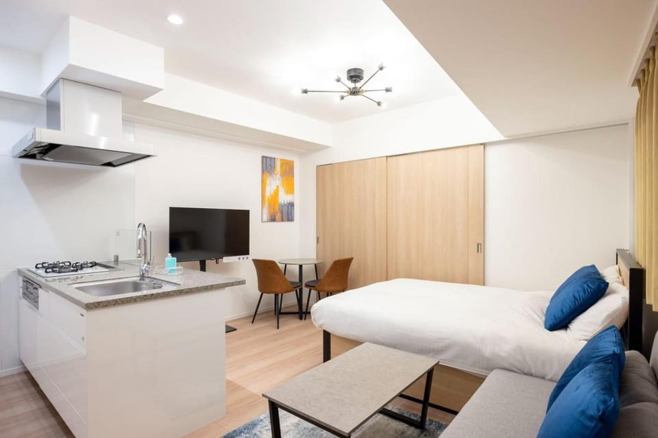 Bed, TV and multimedia, Kitchen or kitchenette, Seating area