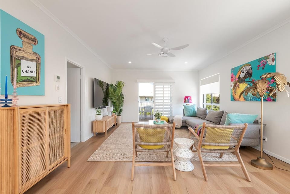 TV and multimedia, Living room, Seating area, fireplace