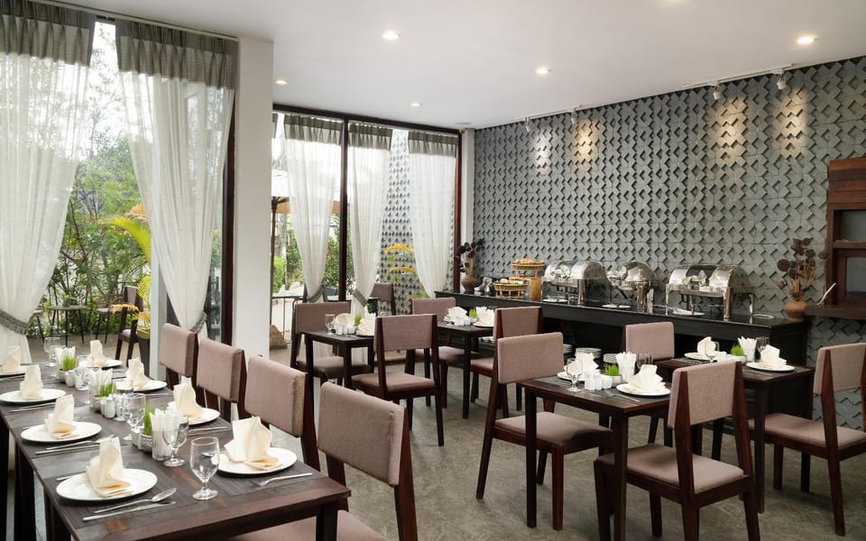 Restaurant/places to eat, Restaurant/places to eat, Dining area