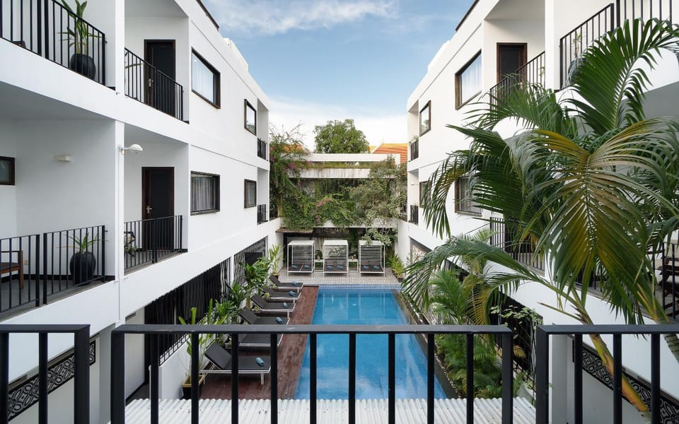 Property building, Patio, Day, View (from property/room), Balcony/Terrace, Pool view, Swimming pool, Swimming pool, sunbed