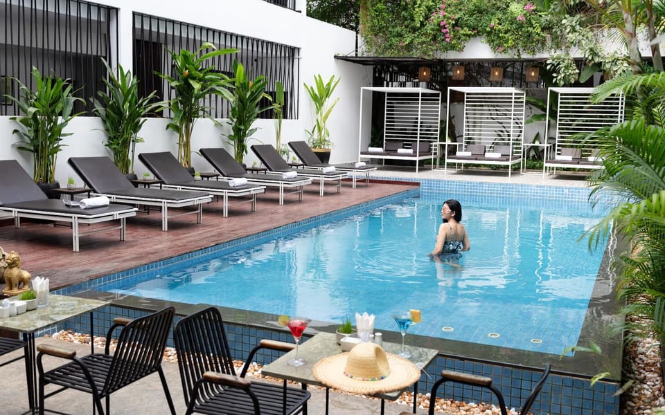Patio, Day, Guests, Swimming pool, Swimming pool, sunbed