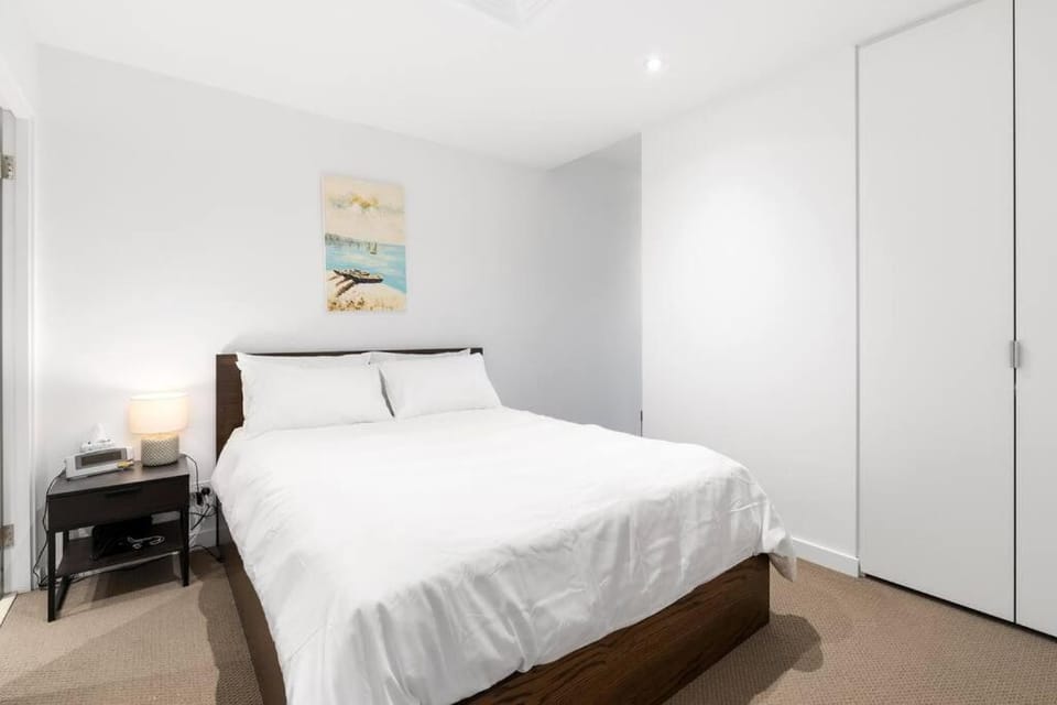 Executive 2 bed 2 bath with City & Garden Views Apartment in Melbourne
