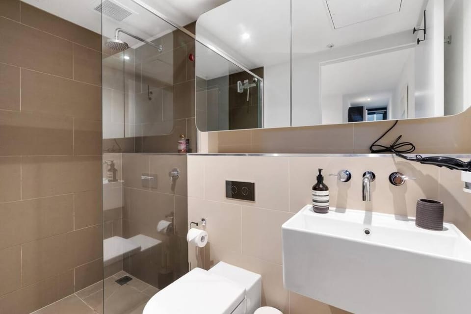 Executive 2 bed 2 bath with City & Garden Views Apartment in Melbourne