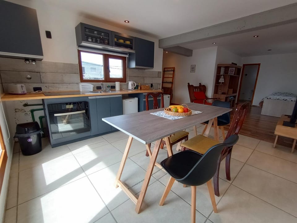 Kitchen or kitchenette, Dining area, minibar, oven, stove