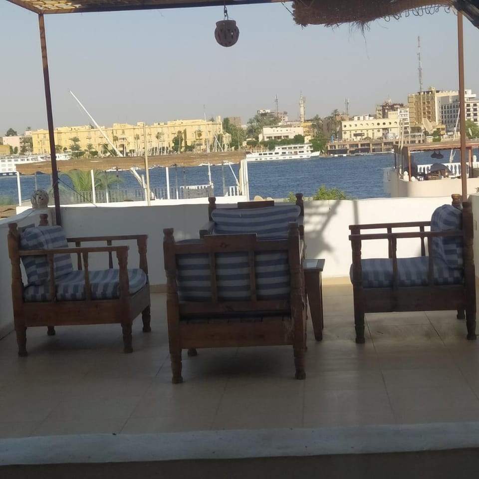 Seating area, Dining area, Landmark view, River view