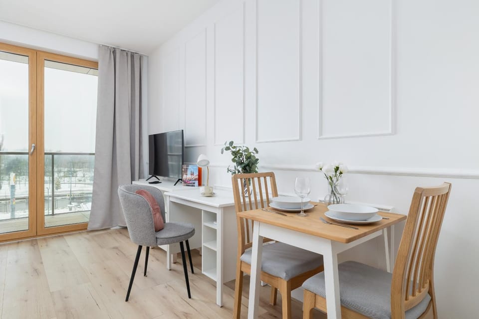 TV and multimedia, Living room, Seating area, Dining area, Evening entertainment