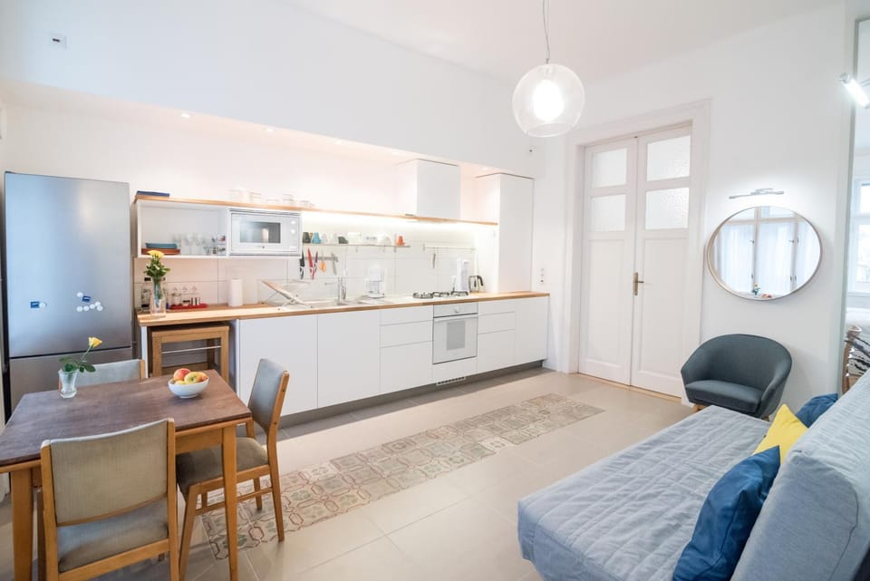 Kitchen or kitchenette, Living room, Seating area, Dining area