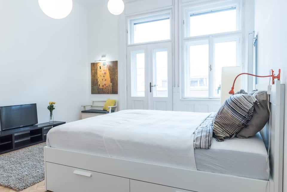 Bed, TV and multimedia, Bedroom