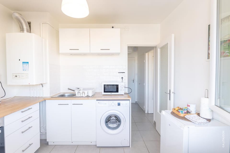 Kitchen or kitchenette, oven, washing machine