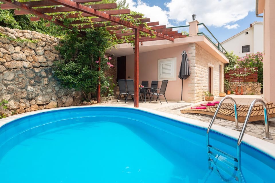 Property building, Swimming pool, sunbed