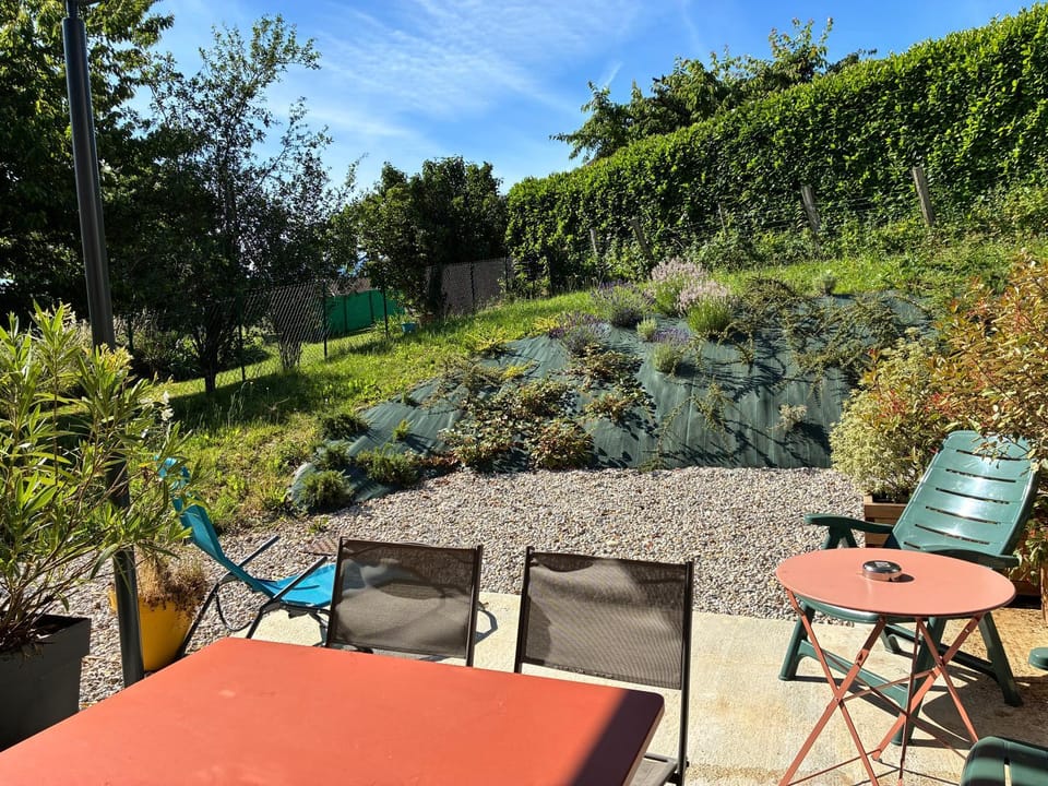 Gîte neuf au calme, RDC, Terrasse, Parking, 2 chambres, Clim Apartment in Auvergne-Rhône-Alpes